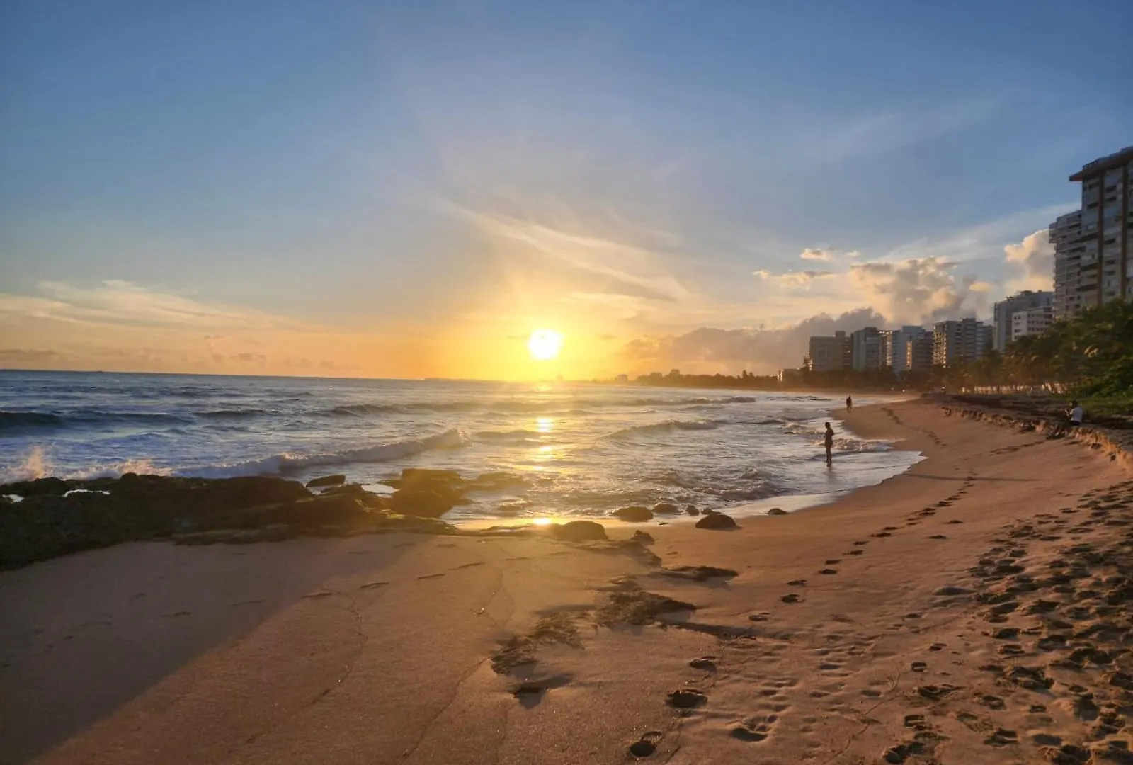 Stunning 3-Bedroom Beachside Apartment San Juan